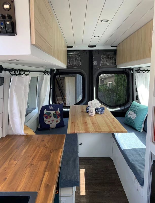 Fogli acrilici ad alta resistenza per finestre di camper che forniscono protezione e longevità per le finestre installate su diversi tipi di camper