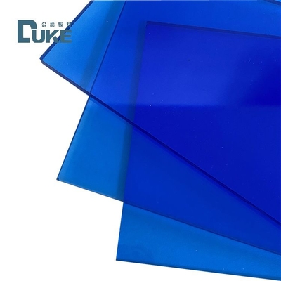 Fogli di plexiglass di colore blu chiaro e trasparente